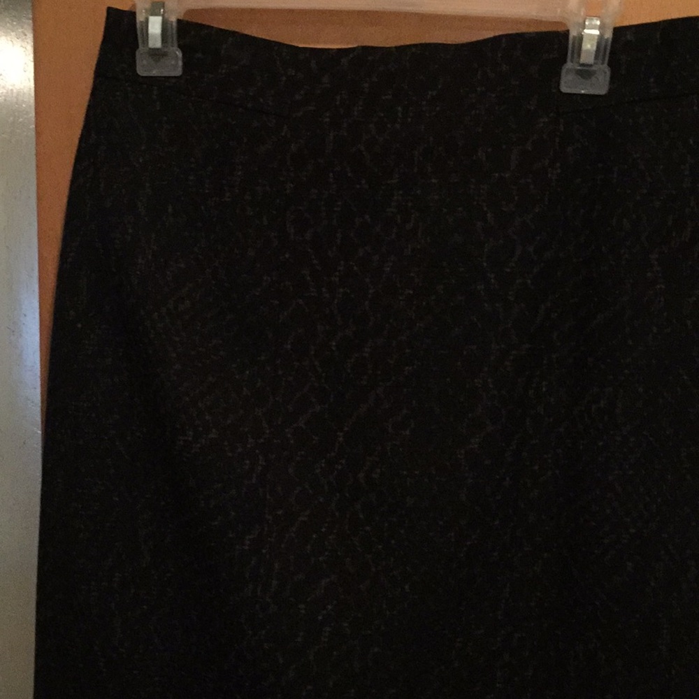 Pencil skirt with soft design on black fabric